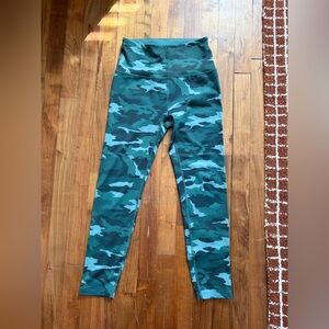 Beyond Yoga | Green Camo Dust Powershine Midi Leggings, size S